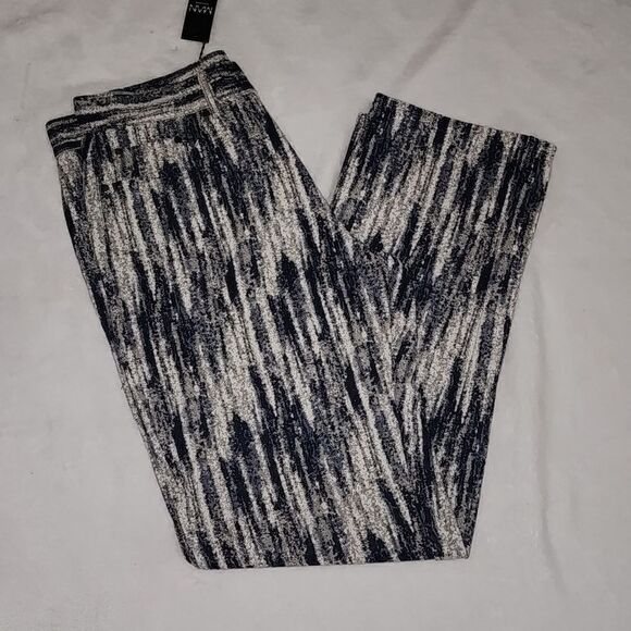 2269 NWT BOOHOO MAN RELAXED RIGID FABRIC JEANS Size 32 - Picture 2 of 7